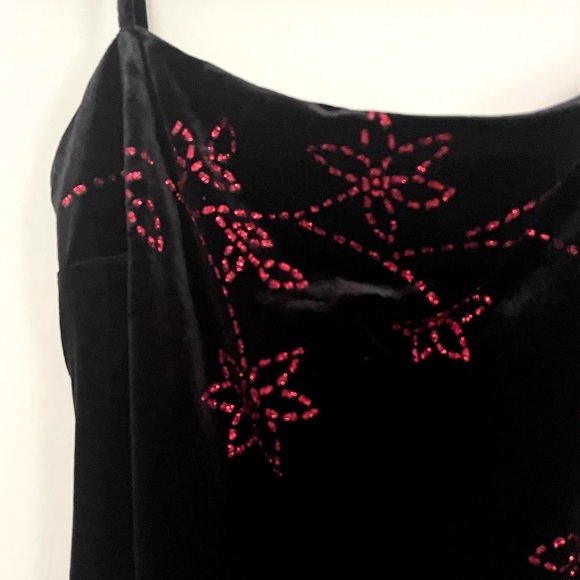 Black Velvet Evening Cocktail Dress Red Accents Spaghetti Straps Slit Women’s 12 - Picture 5 of 17